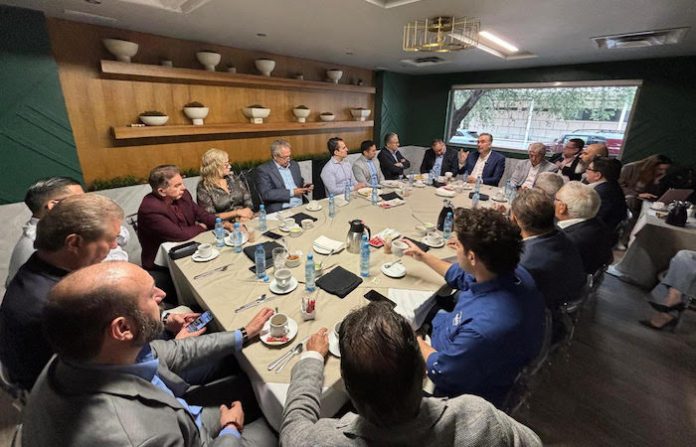 Waldo Fernández, se reúne con miembros de la Asociación empresarial AMX