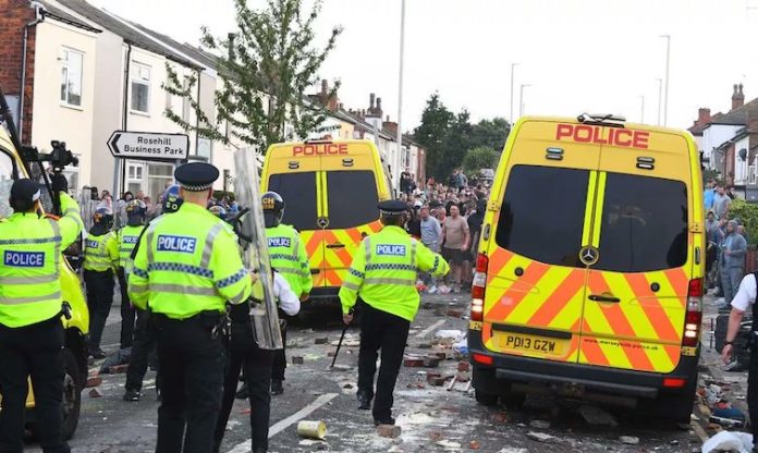 Video: Casi 40 agentes de policía heridos en disturbios en Inglaterra