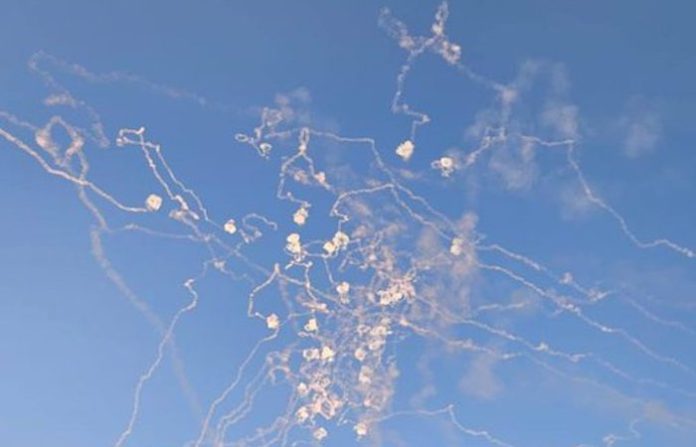 Hizbulá informa que lanzó 100 misiles contra dos planas mayores en Israel