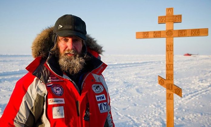 El famoso viajero Kóniujov volará al Polo Norte en un parapente motorizado