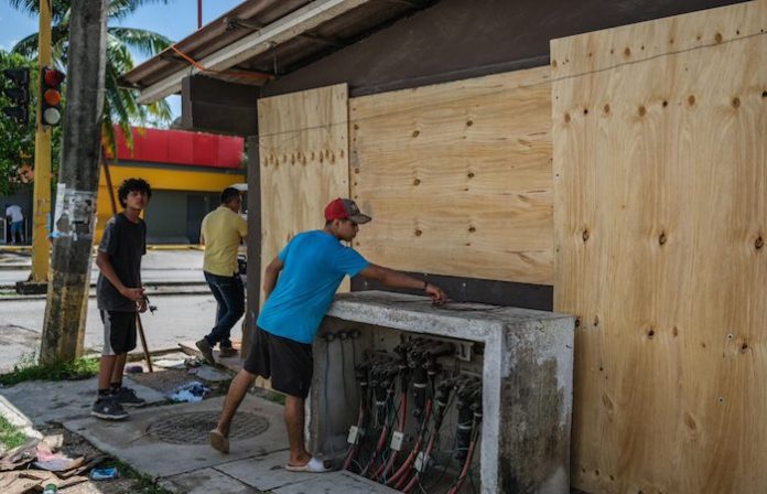 Alerta roja en costa oriental de península de Yucatán por huracán Beryl