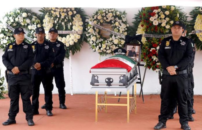 Rinde Escobedo homenaje a elemento caído en cumplimiento de su deber