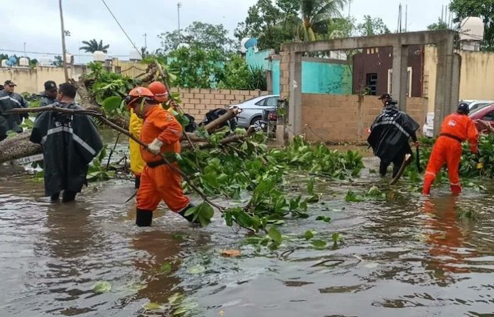 Beryl continúa sobre península mexicana de Yucatán y se degrada a tormenta tropical