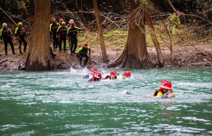 Capacitan a elementos de Protección Civil en rescate acuático
