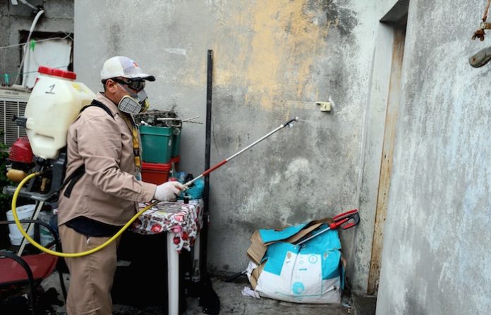 Refuerza Secretaría de Salud brigadas contra el dengue en las colonias