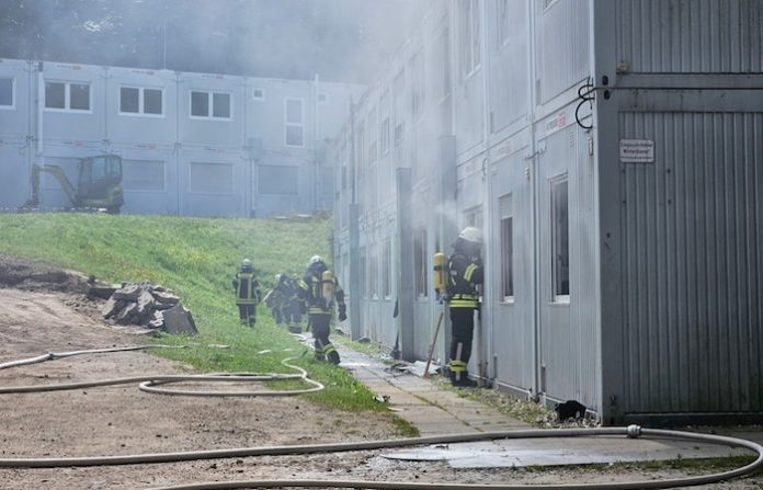 Al menos un muerto y 20 heridos tras incendio en un albergue de refugiados en Alemania