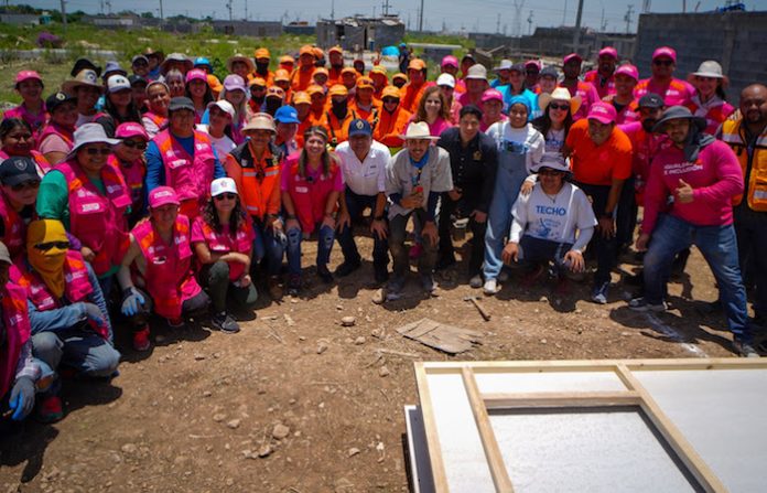 Supervisan construcción de viviendas de emergencia en Escobedo