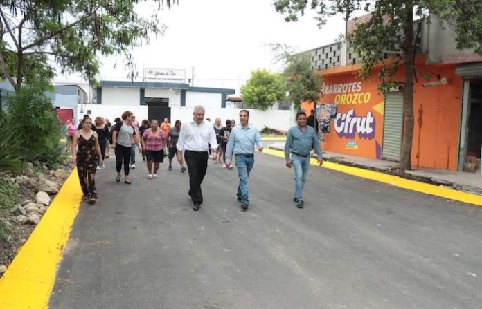 Entrega Paco Treviño calles pavimentadas en la Col. Ismael Flores