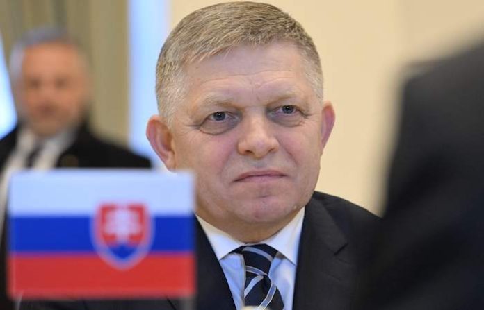 Robert Fico vuelve a trabajar tras el atentado en su contra