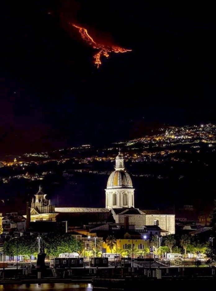 El volcán italiano Etna vuelve a expulsar lava