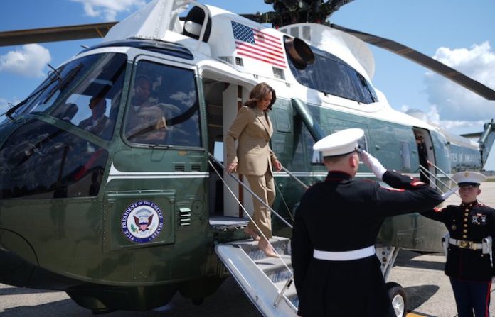 Harris aventaja a Trump en carrera por presidencia de EU