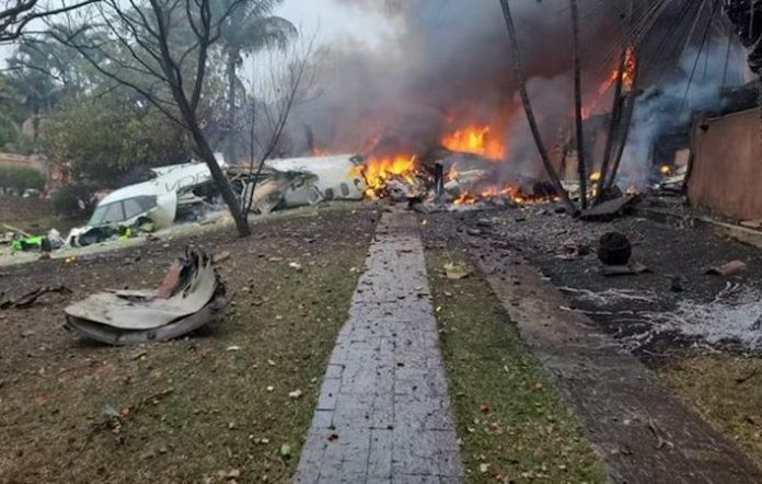 Video: Un avión de pasajeros con 61 personas se estrella en Brasil sin dejar sobrevivientes