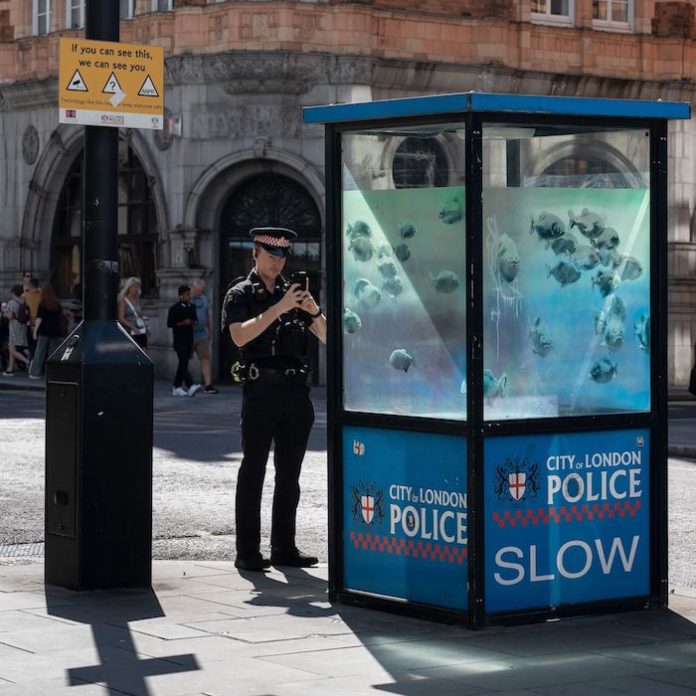 Pirañas en una cabina de la Policía: aparece la séptima obra de Banksy en una semana