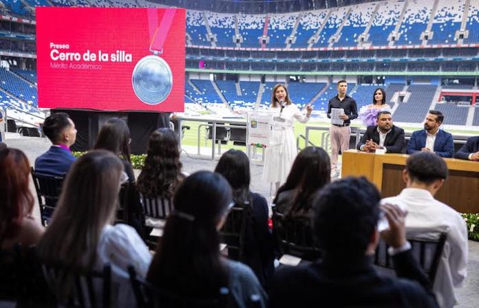Reconocen a jóvenes de 100 con presea “Cerro de la Silla” en Guadalupe