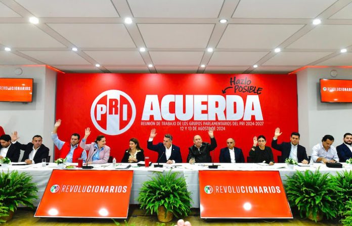 Alejandro Moreno encabeza reunión con legisladores electos de PRI para la Cámara de Diputados y el Senado de la República
