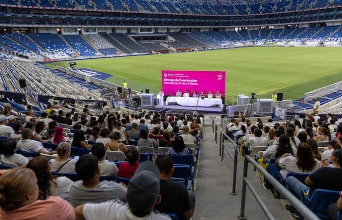 Se gradúan más de 18 mil estudiantes de la Escuela de Artes y Oficios