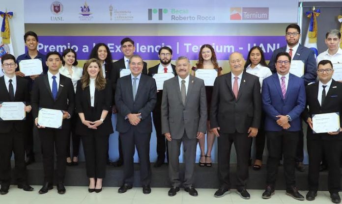 Entregan Premio a la Excelencia Ternium a 14 talentos de la UANL