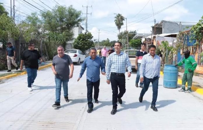 Inaugura Paco Treviño calles de alta resistencia