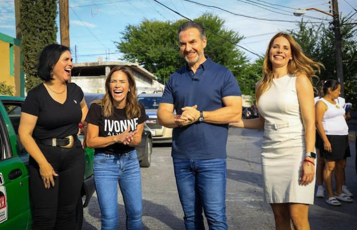 Lleva Adrián e Ivonne útiles escolares a Fomerrey 25