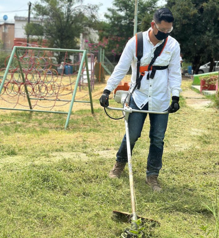 Félix Rocha Esquivel retoma su programa de deshierbe y limpieza de planteles educativos