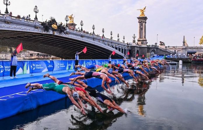 Triatletas se quejan de agua sucia en el río Sena en los JJOO de París