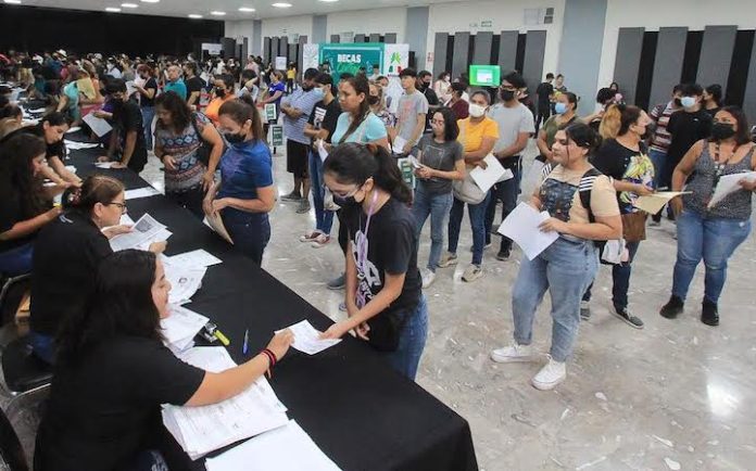 Beneficia Apodaca con becas a más de 8000 estudiantes de preparatoria y facultad