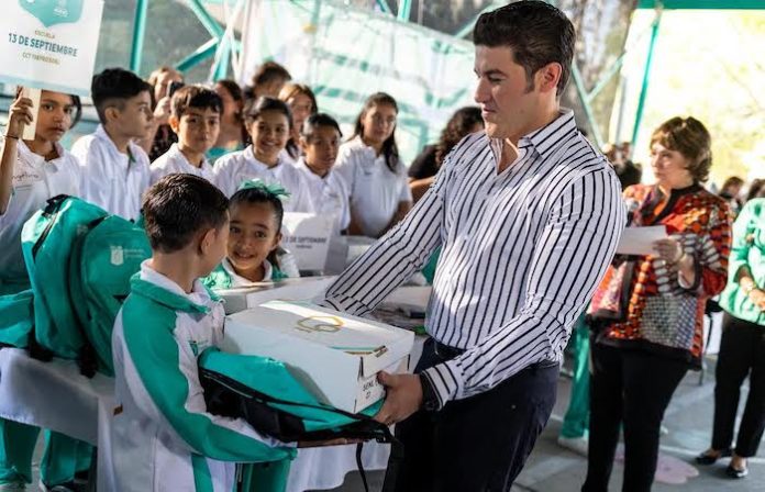 Samuel García entrega mochilas y útiles escolares a más de 160 mil alumnos en Nuevo León