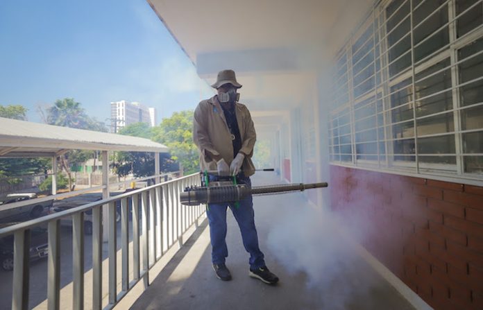 Refuerza Secretaría de Salud fumigación en escuelas