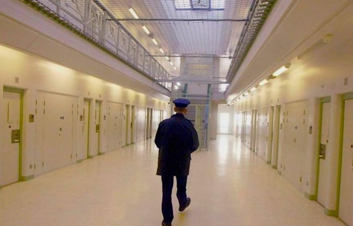 Piden a jueces aplazar algunos casos en el Reino Unido debido al hacinamiento en cárceles