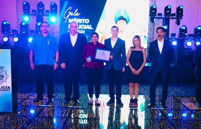 Reconoce Monterrey a 33 oficiales de Policía y Tránsito