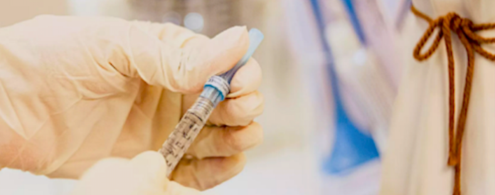 El rechazo a vacunarse provoca aumento del sarampión, la roséola y la tos ferina en Rusia