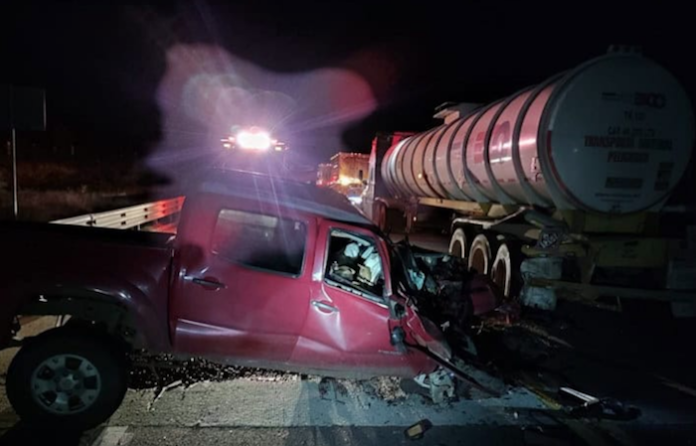 Pierden la vida tras impactarse con pipa en Cadereyta