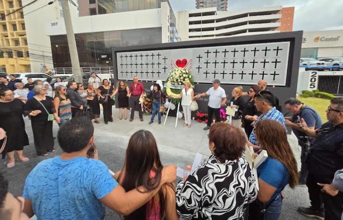 A 13 años del ataque al Casino Royale, se devela un memorial en honor a las víctimas