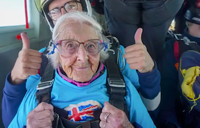 Video:Mujer británica de 102 años salta en paracaídas para celebrar su cumpleaños