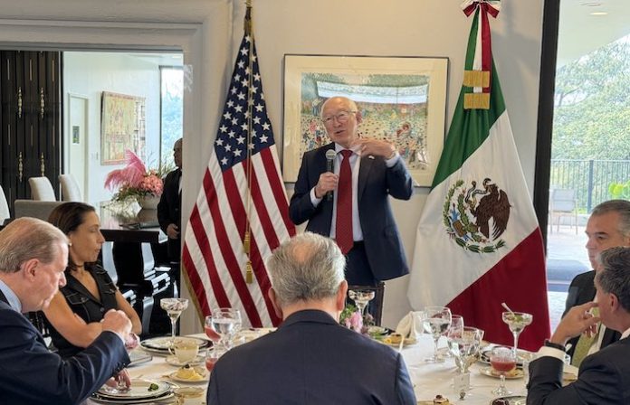 Funcionarios mexicanos critican a Ken Salazar: “Lo que es virtud en EU, es defecto en México”
