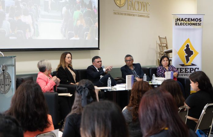 Presentan en FACDYC libro sobre sistema político de NL