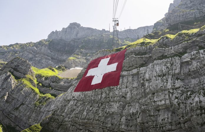 Expertos suizos abogan por revisar la política de neutralidad del país