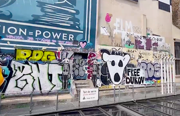 Video: Un grafiti en apoyo a Pável Dúrov aparece en el centro de París