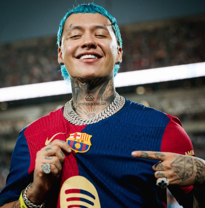 La superestrella de Colombia Blessd destacó como invitado especial del FC Barcelona en su último entrenamiento