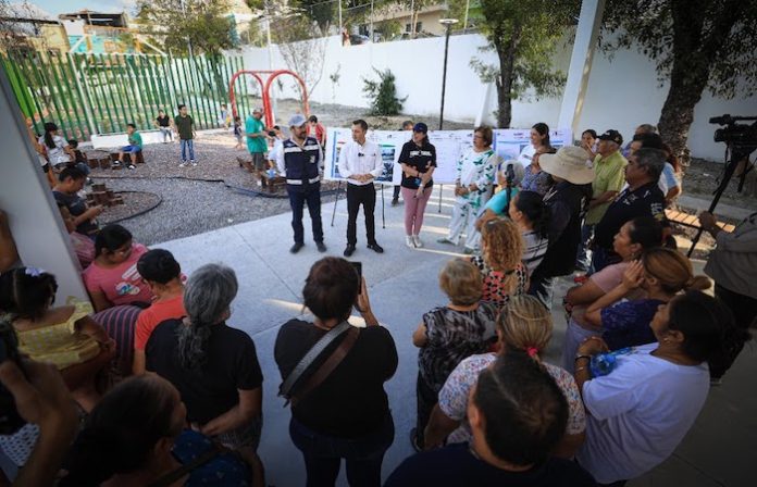Inaugura Colosio primer parque en la colonia Sierra Ventana