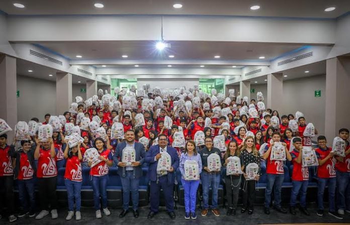 Entregan en Guadalupe útiles escolares gratuitos