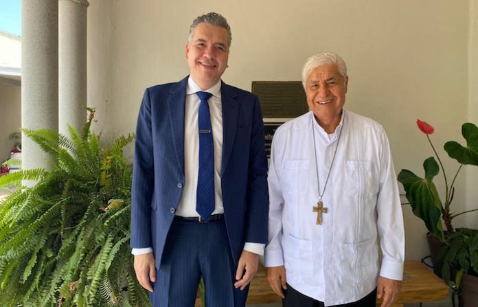 Waldo Fernández se reúne con el arzobispo Rogelio Cabrera