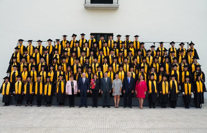 Más de 300 personas de los Centros Comunitarios se han graduado de bachillerato general de la UANL