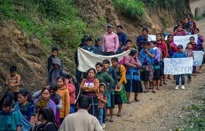 Cientos de familias mexicanas huyen a Guatemala por conflicto armado de bandas criminales