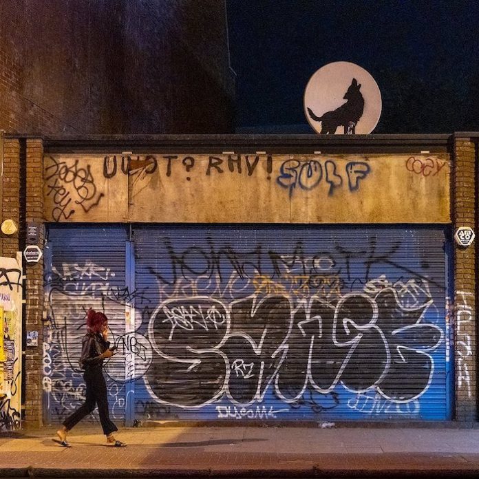 Unos enmascarados se roban en Londres una parabólica con la última obra de Banksy