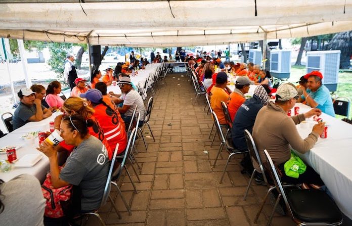 Reconoce Servicios Públicos a barrenderos en su día