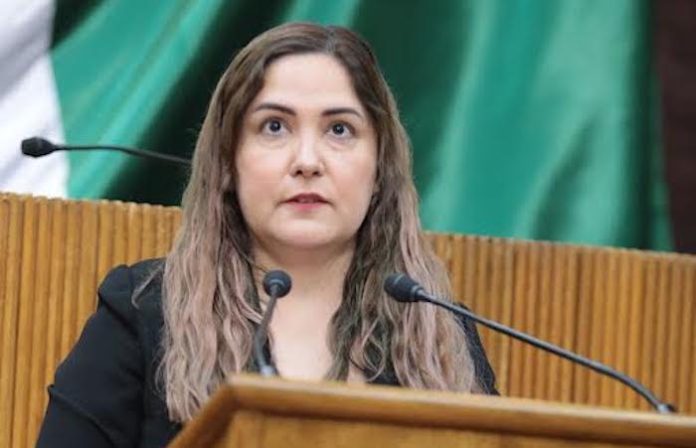 Busca Jessica Martínez que no se elimine el pago en efectivo para camiones