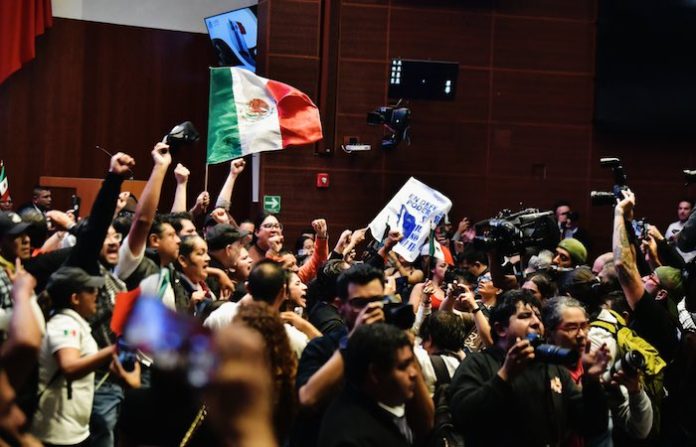 Videos: Senado de México suspende sesión sobre reforma judicial por ingreso de manifestantes