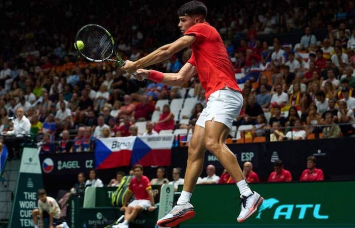 Alcaraz aporta en singles y dobles para que España pase a Chequia