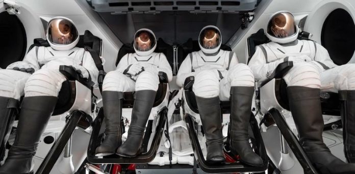 SpaceX fija primera caminata espacial de misión privada para madrugada del jueves